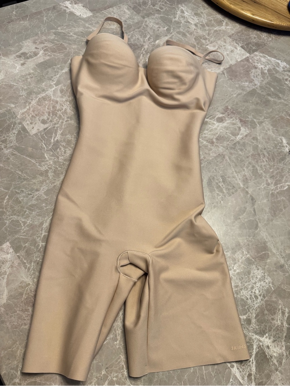 Skims Body Core Sculpt
Underwire Mid Thigh Bodysuit Small - Picture 2 of 9